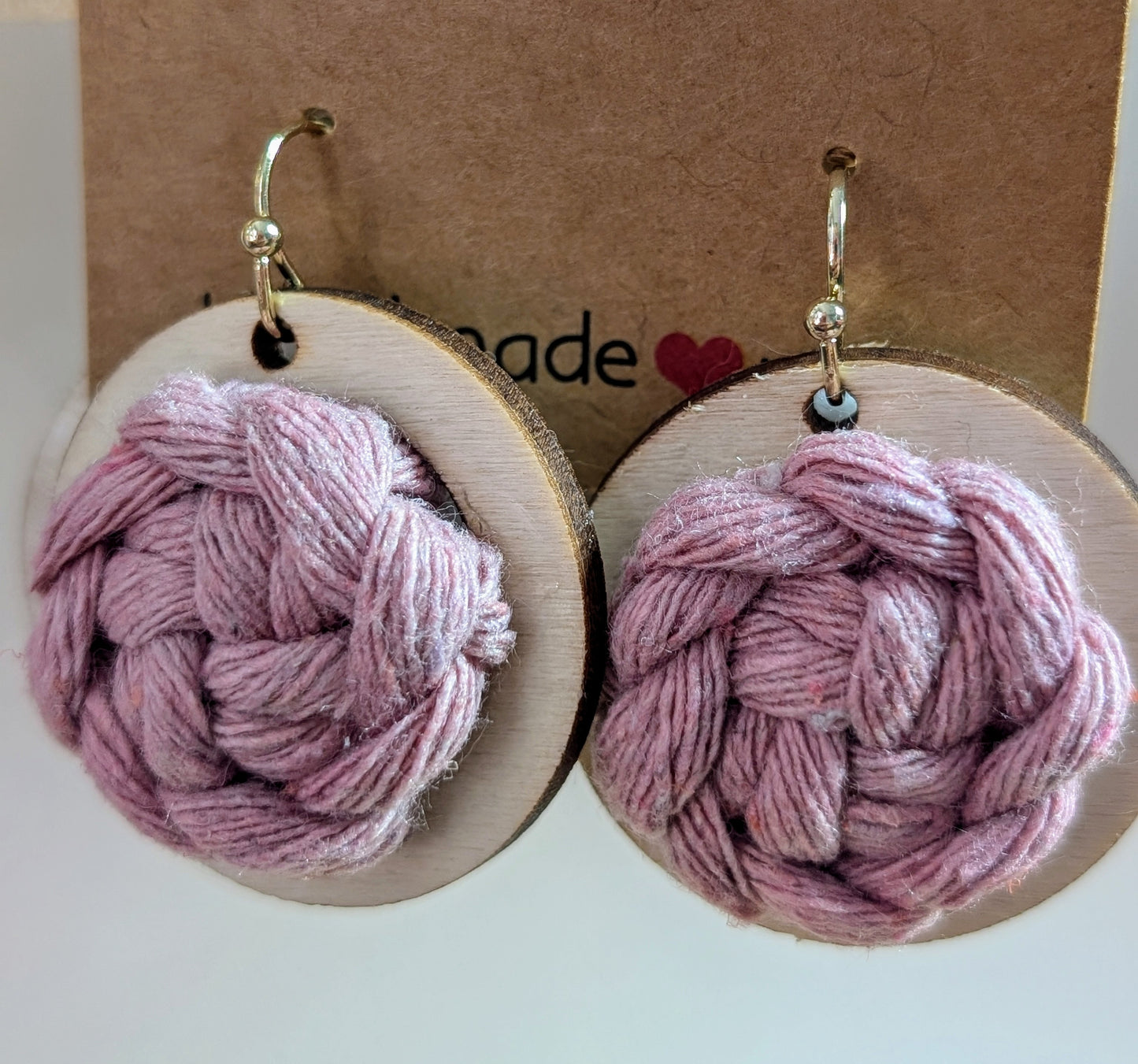 Aretes en macramé en forma de capullos