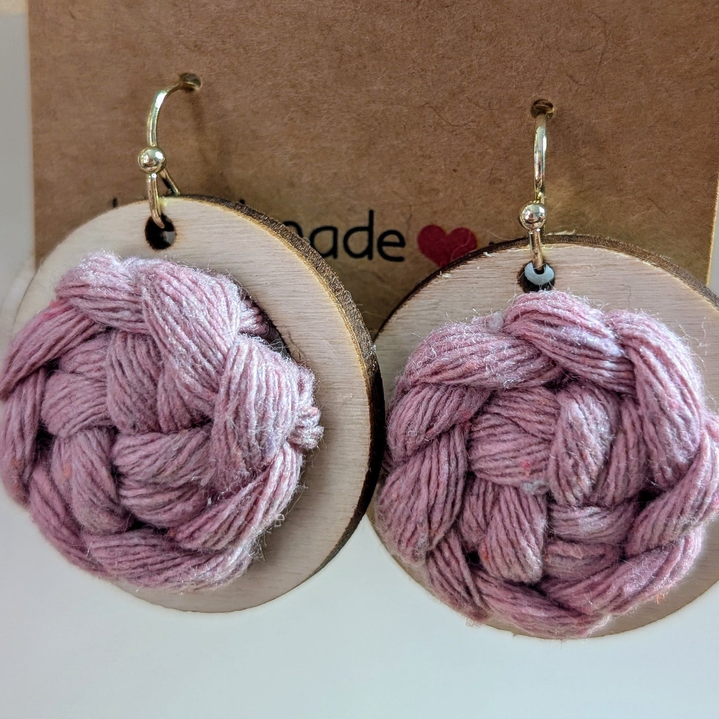Aretes en macramé en forma de capullos