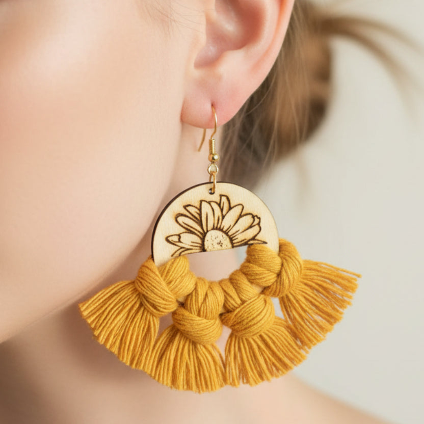 Aretes en macramé con base en madera de flor