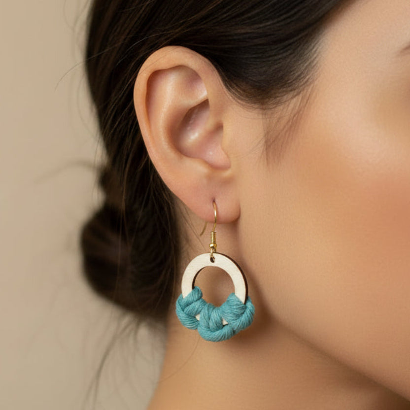 Aretes o pantallas en macramé con base en madera