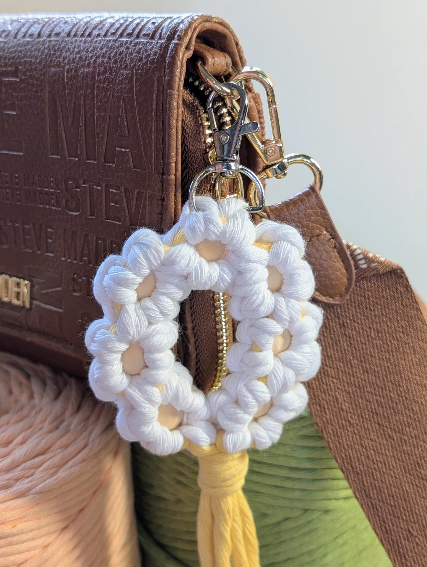 Charm en macramé para tu cartera o accesorios