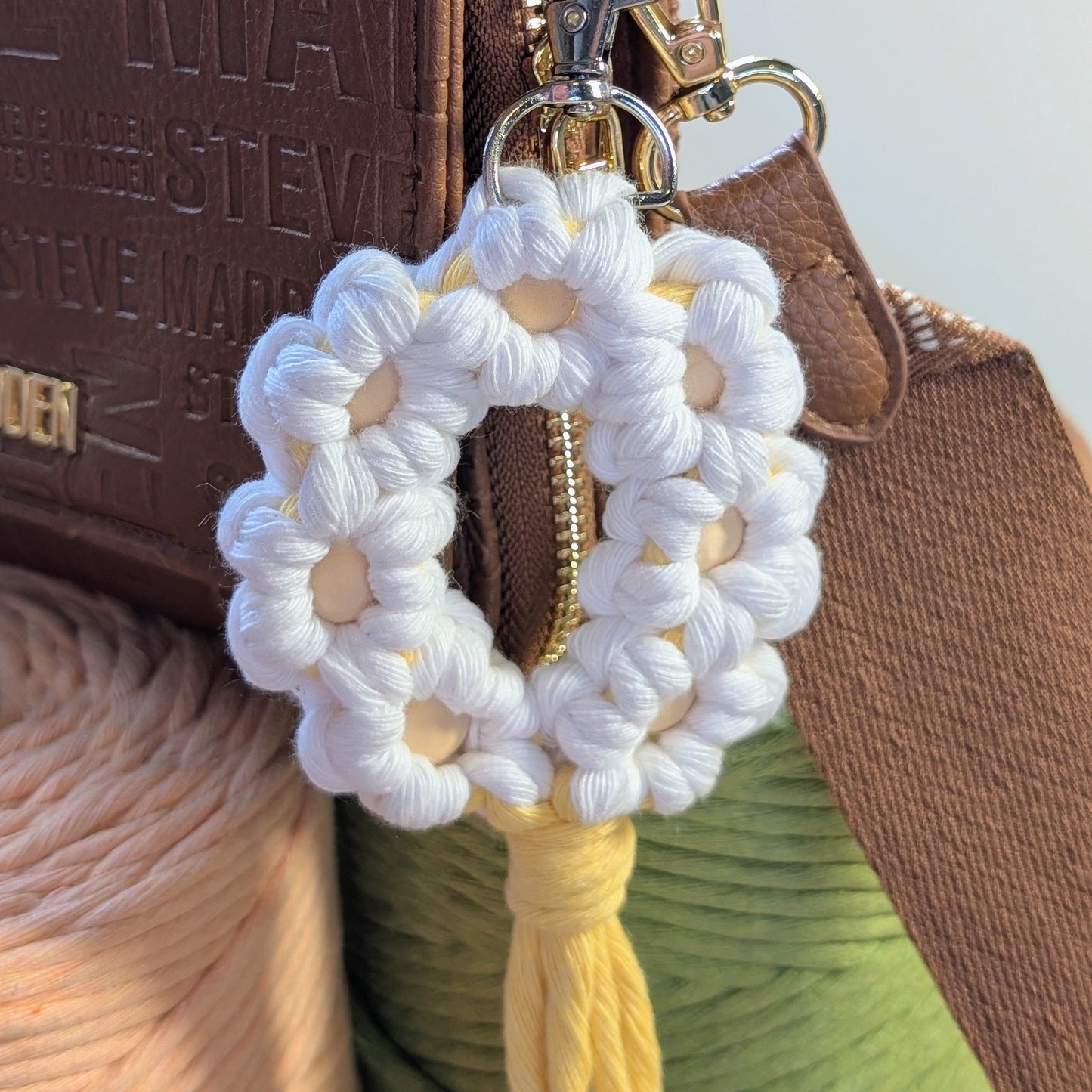 Charm o llavero en macramé de flores