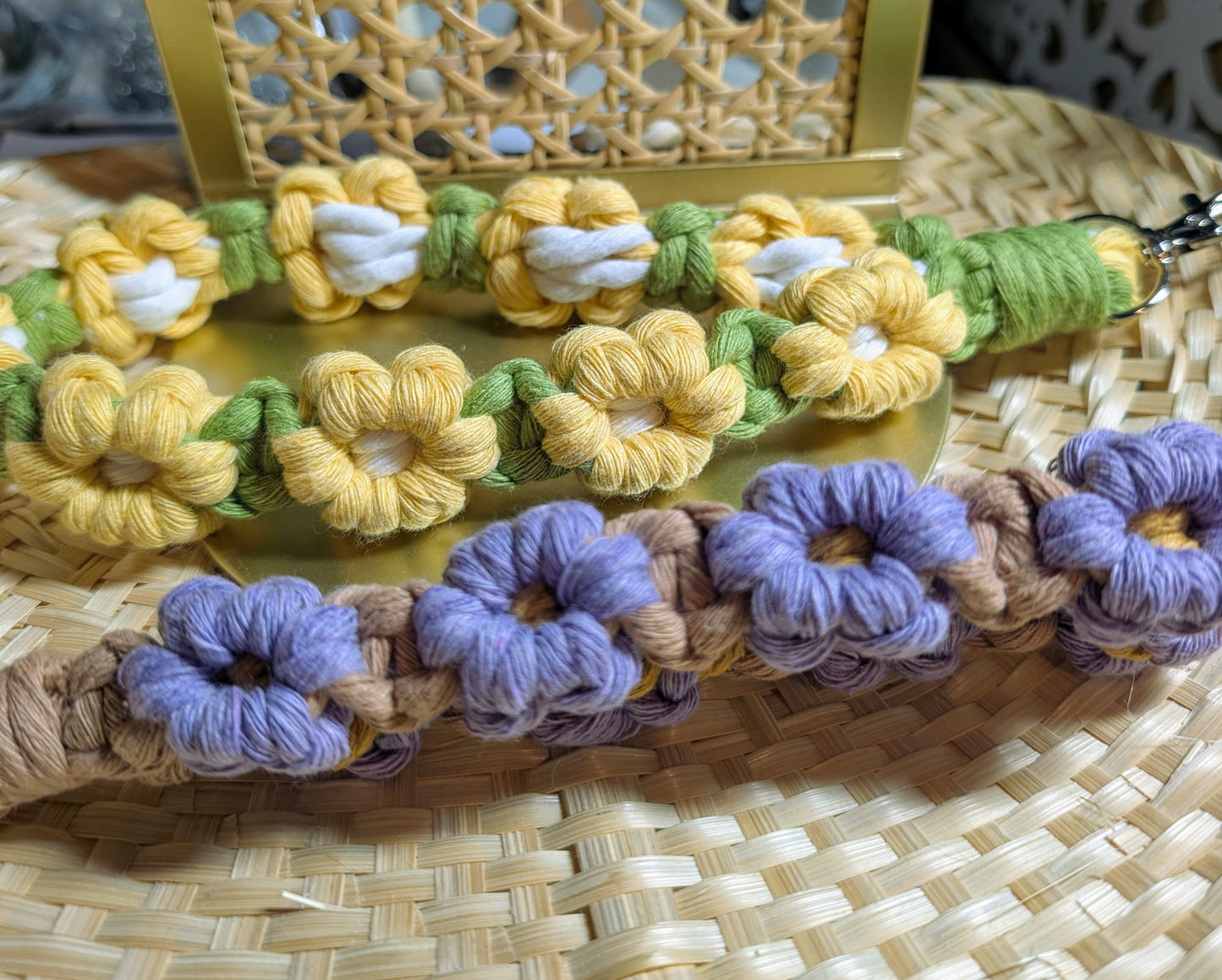 Llavero de macramé de flores