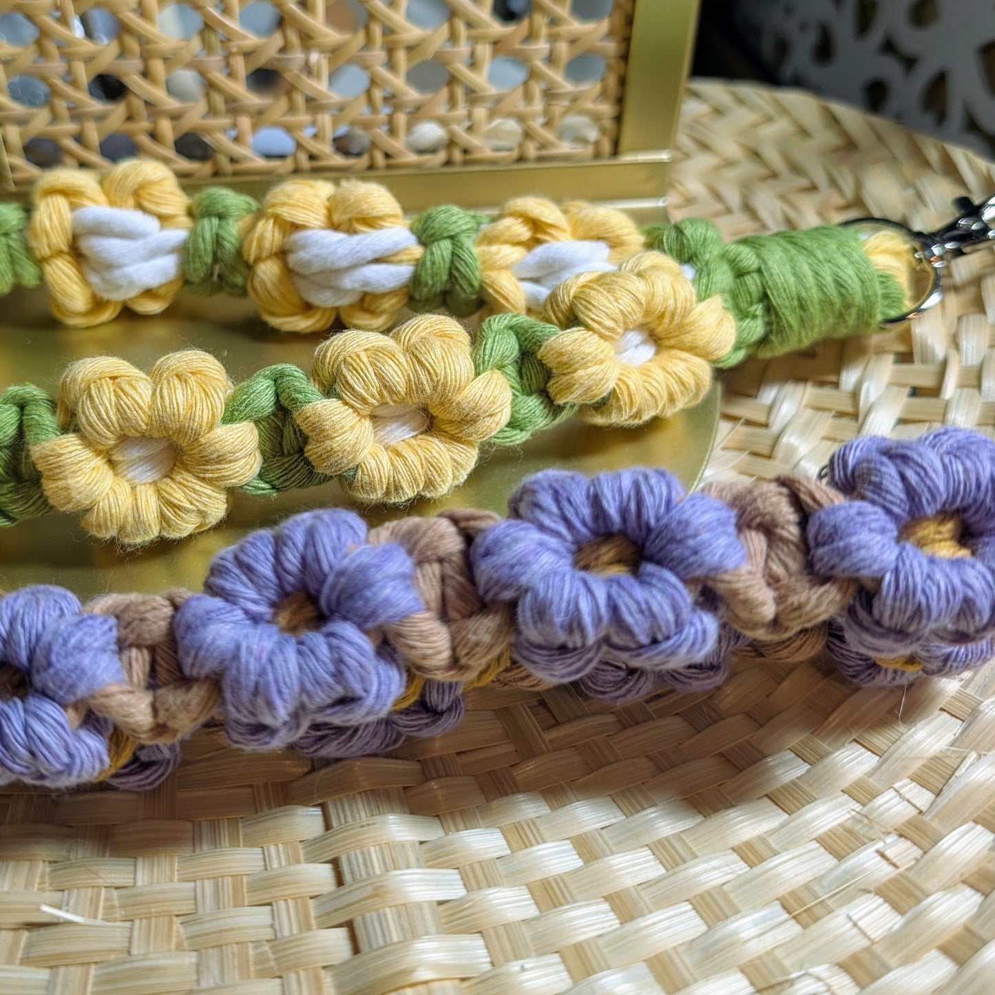 Llavero o wristlet en macramé con diseño de flores