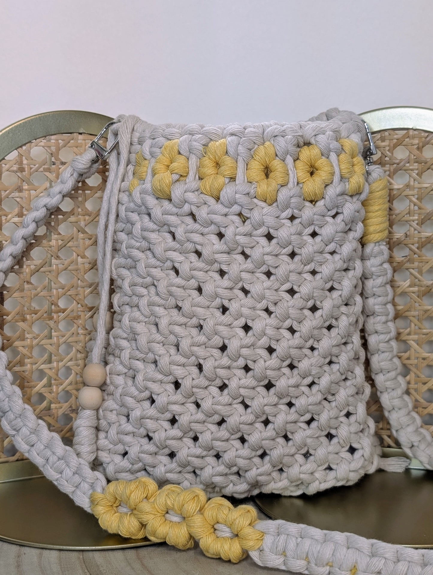 Cartera en macramé de flores