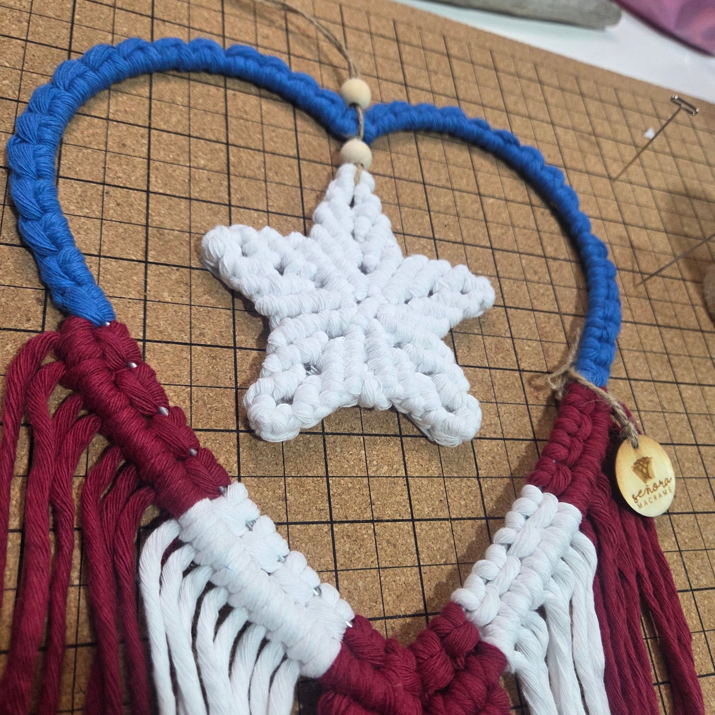 Bandera de Puerto Rico con forma de corazón en macramé