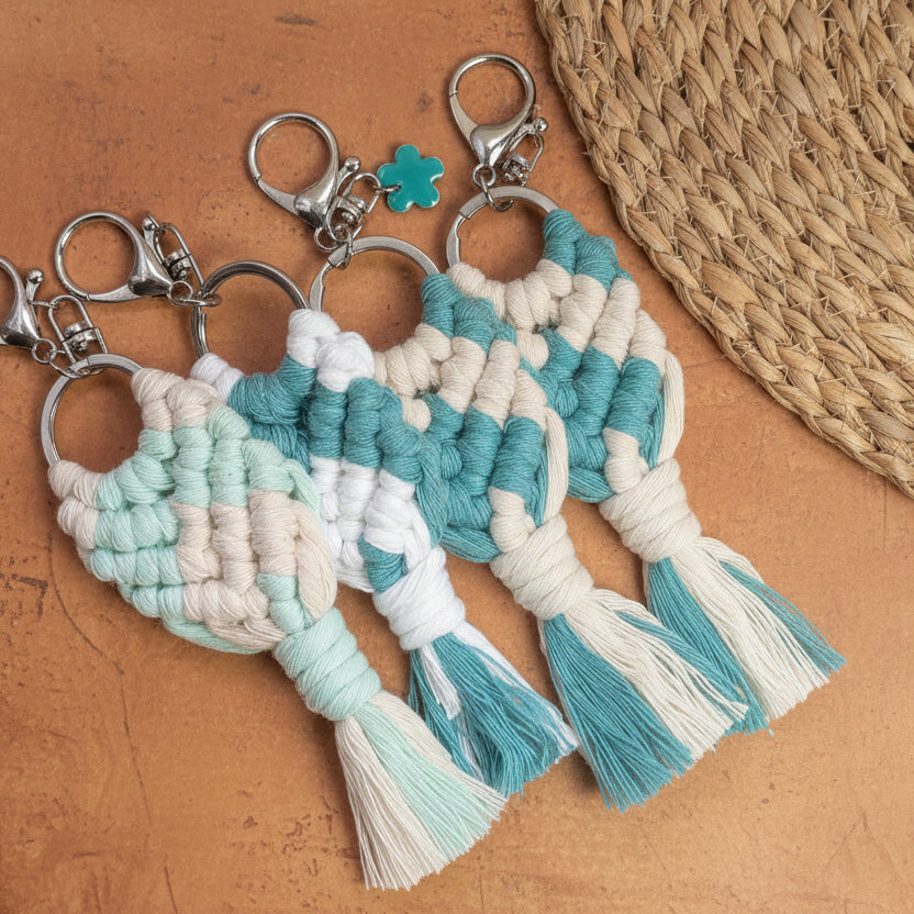 Llaveros o charms en macramé colores azules