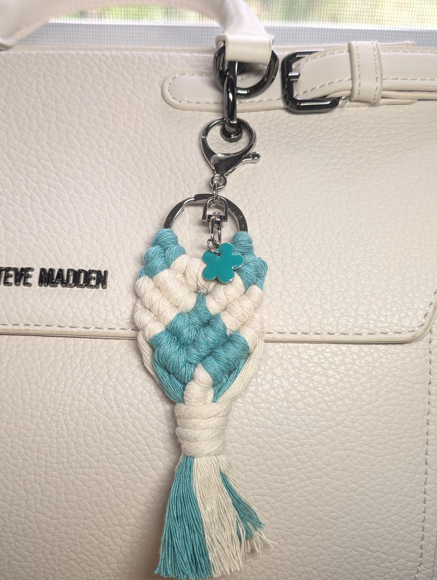 Charms en macramé azules