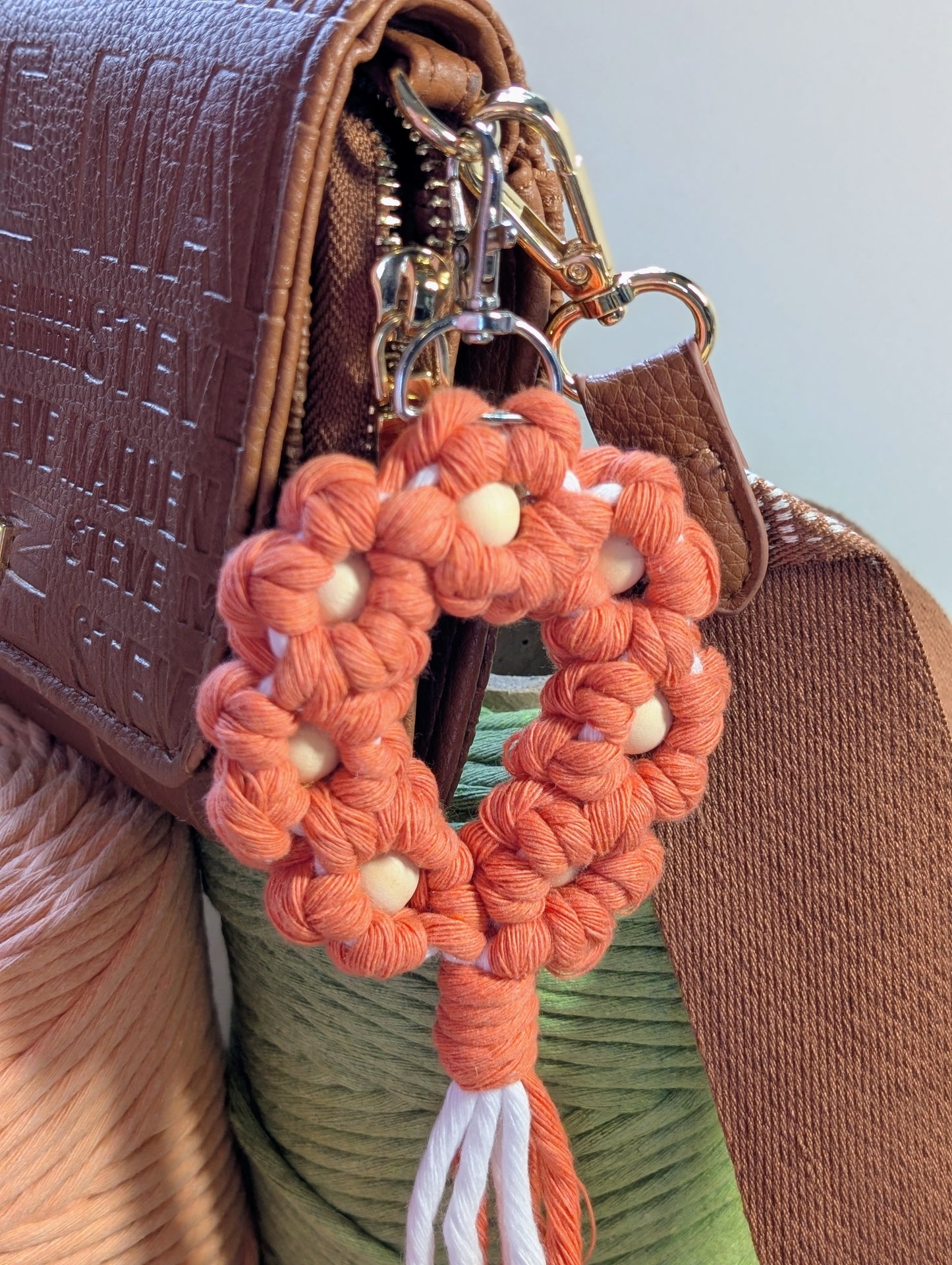 Charm en macramé para tu cartera o accesorios