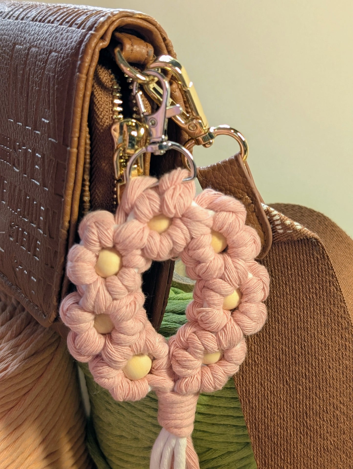 Charm en macramé para tu cartera o accesorios
