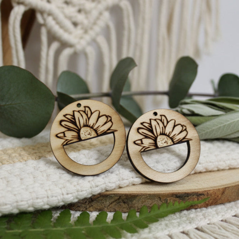 Base de madera con diseño floral para aretes