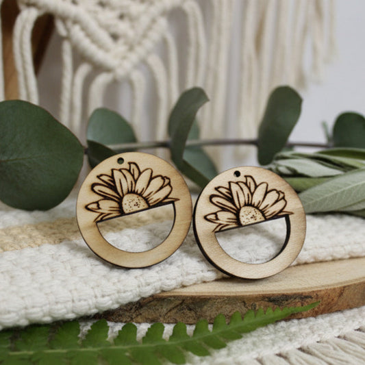 Base de madera con diseño floral para aretes