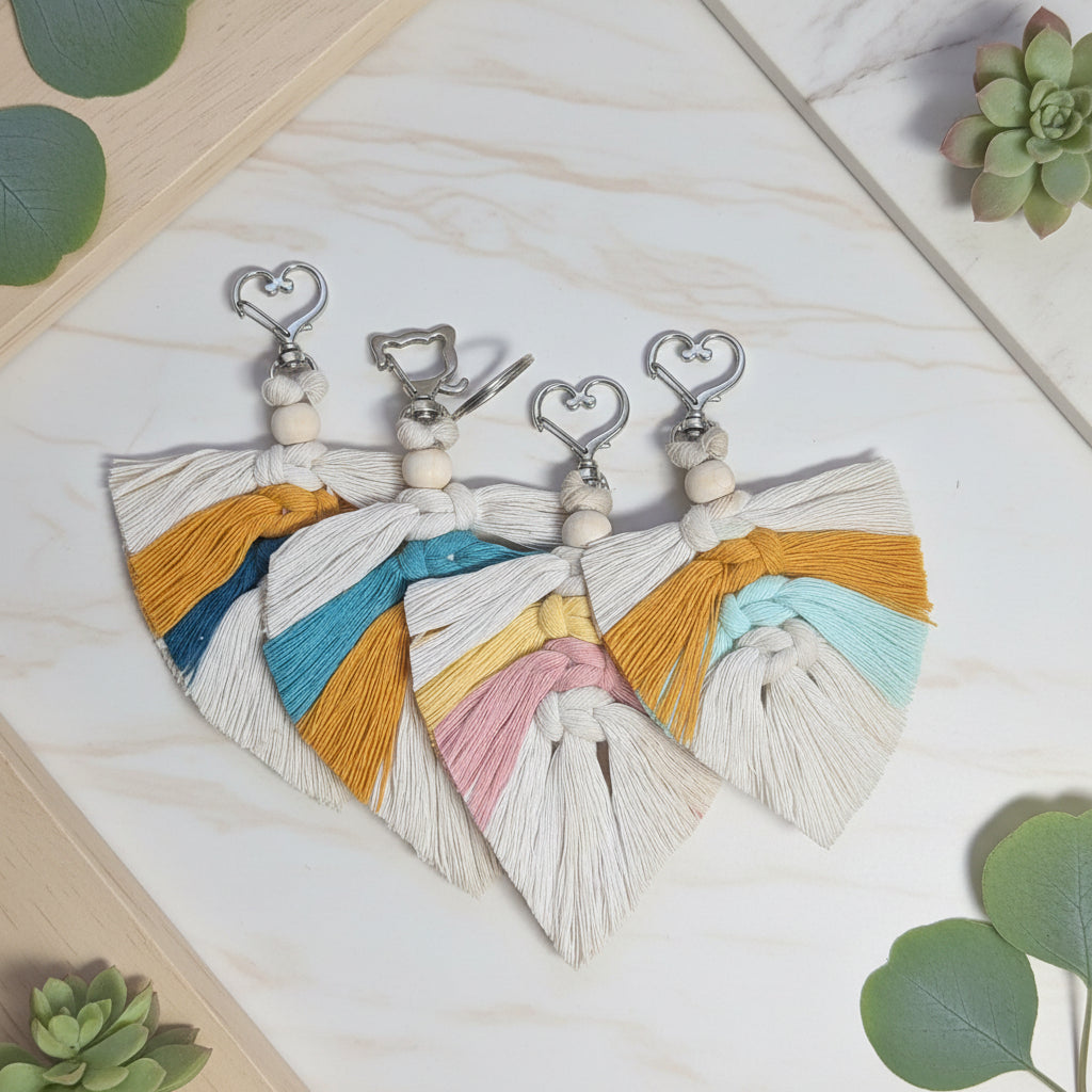 Llaveros o charms de hojas en macramé