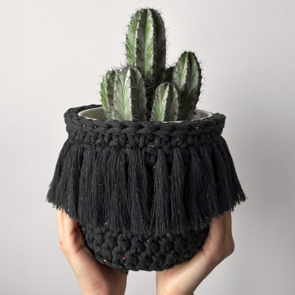 Hilo de macramé o crochet trenzado 5mm, Negro con chispas de color, Midnight Dust, 108 yardas